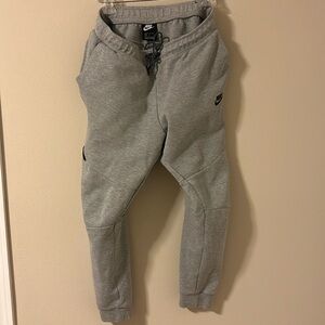 Nike tech fleece sweatpants in gray. Size L